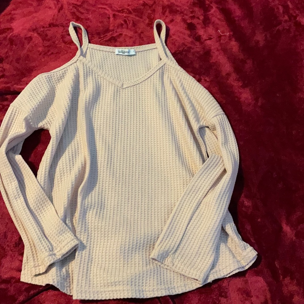 Super flattering light sweater top. Small